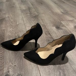 Chinese laundry scallop edge suede black pumps